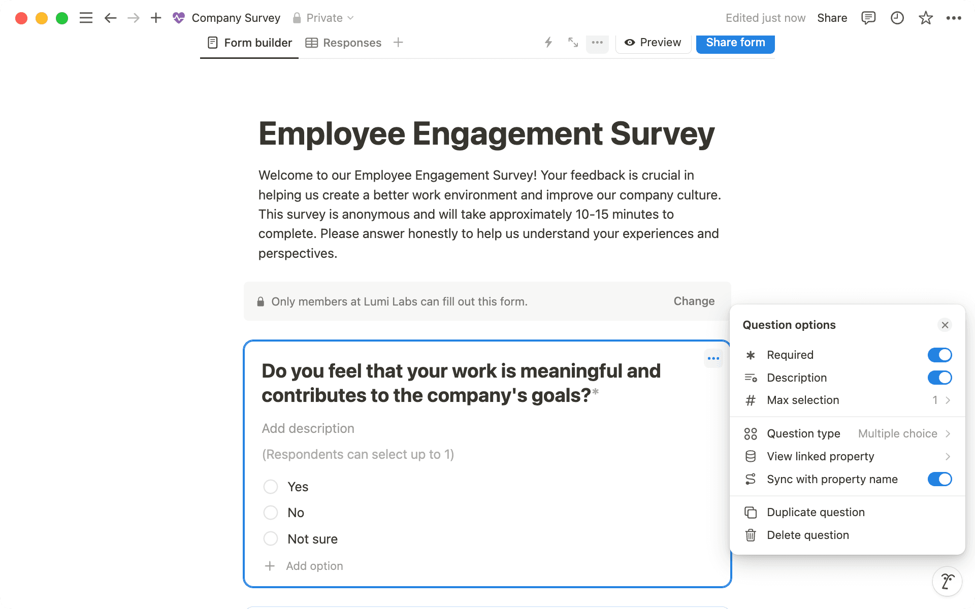 Navega hasta el menú de tres puntos en cualquier pregunta para marcarla como obligatoria y añadir descripciones útiles.