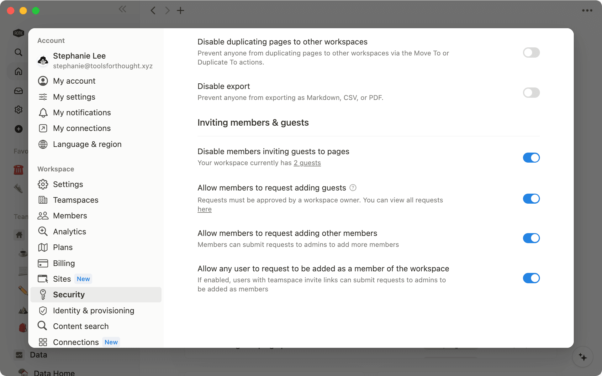 Los propietarios de espacios de trabajo pueden decidir quién y cómo puede añadir invitados en «Seguridad».