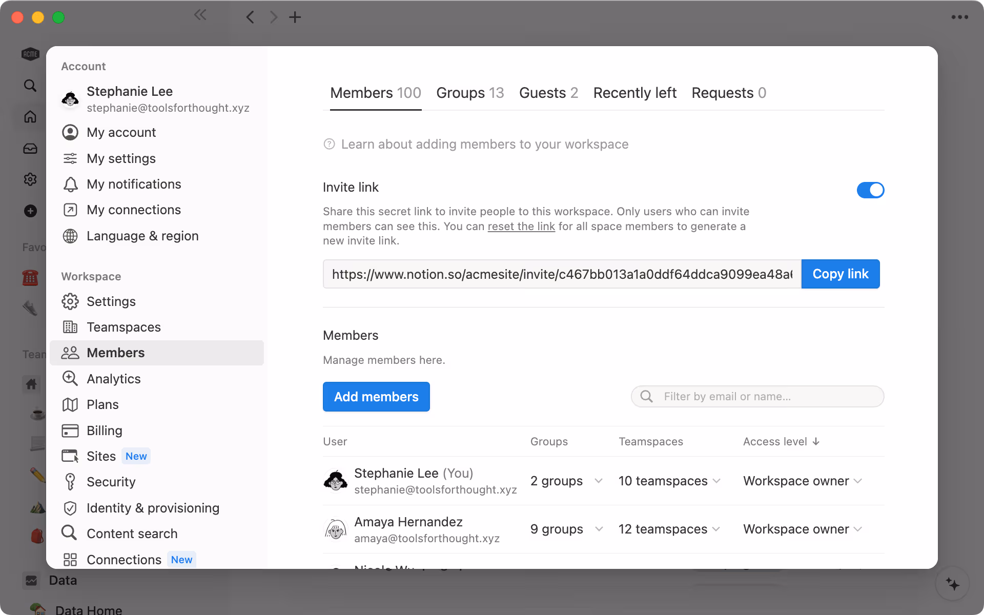 Consulta todos tus miembros, invitados y solicitudes en el menú Configuración y miembros, bajo la sección «Miembros».